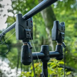 Korum KBI Bissanzeiger, Kompakter 3 Rutensatz -Fisch Zubehoer korum kbi compact bite alarm in use 1 1