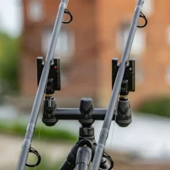 Korum KBI Bissanzeiger, Kompakter 2 Rutensatz -Fisch Zubehoer korum kbi compact bite alarm in use 3